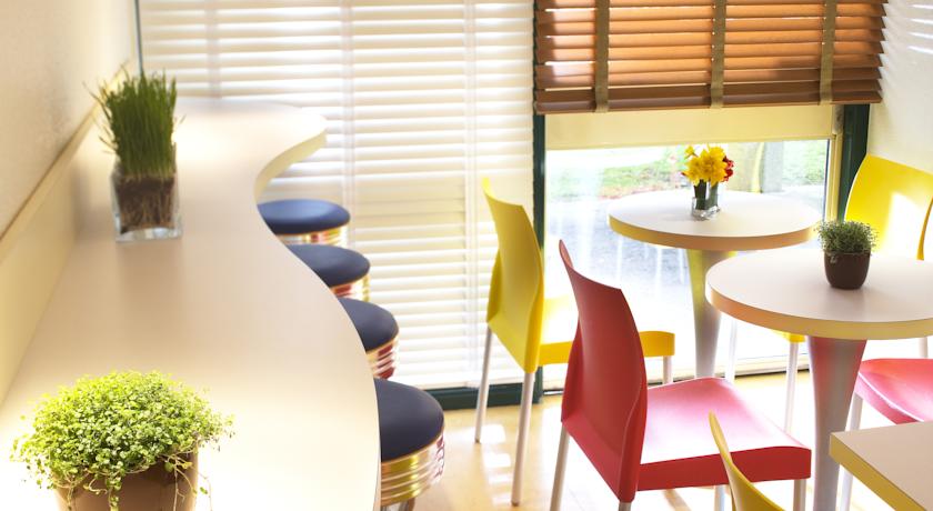 Imagen del bar/restaurante del Hotel Kyriad ECO - Marne-la-Vall&eacute;e Bussy-Saint-Georges. Foto 3