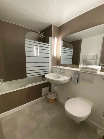 Imagen de la habitación del Hotel Kyriad Fontenay Tresigny. Foto 17