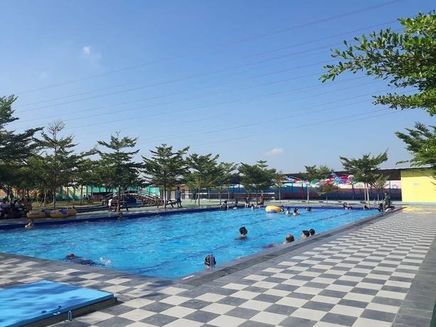 Imagen de la piscina del Hotel Kyriad Grand Master Purwodadi. Foto 10