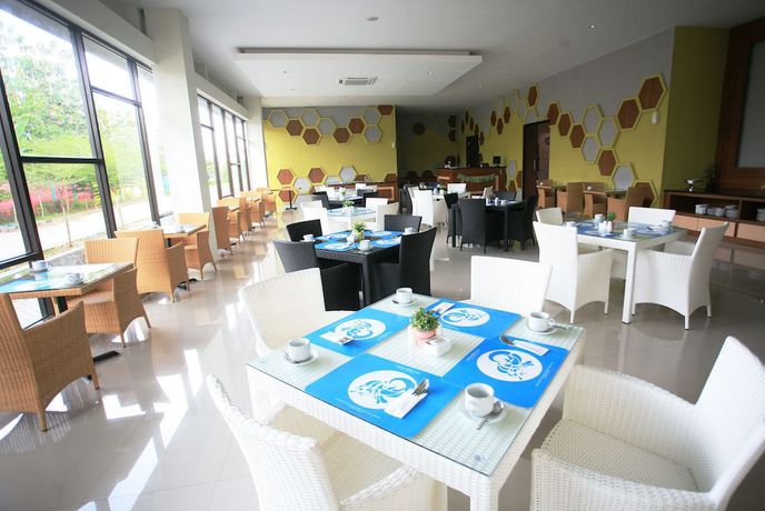 Imagen del bar/restaurante del Hotel Kyriad Grand Master Purwodadi. Foto 3