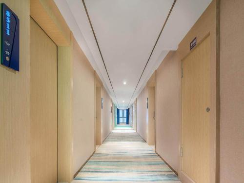 Imagen general del Hotel Kyriad Guigang Wuyue Plaza Railway Station. Foto 5