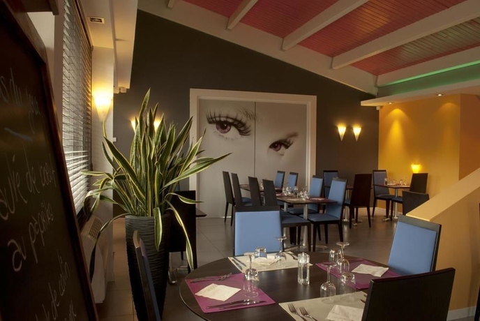 Imagen del bar/restaurante del Hotel Kyriad La Roche Sur Yon. Foto 2