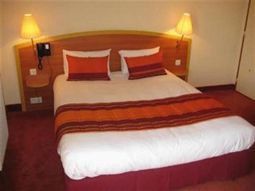 Imagen de la habitación del Hotel Kyriad Lamballe. Foto 16