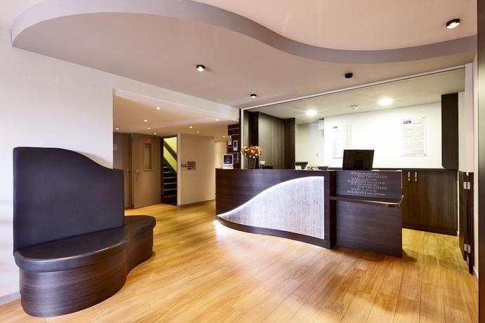 Imagen de los interiores del Hotel Kyriad Laval. Foto 9