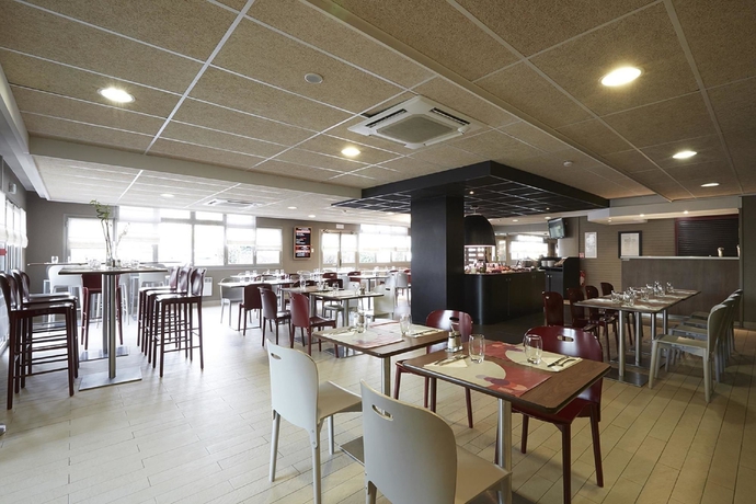 Imagen del bar/restaurante del Hotel Kyriad Le Blanc Mesnil. Foto 5