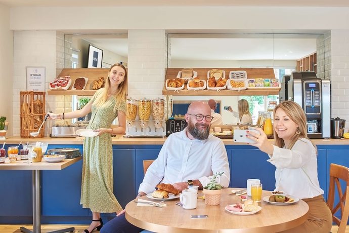 Imagen del bar/restaurante del Hotel Kyriad Les Ulis. Foto 3