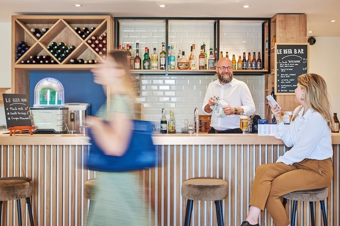 Imagen del bar/restaurante del Hotel Kyriad Les Ulis. Foto 5