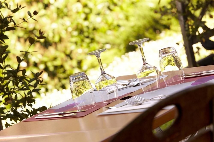 Imagen del bar/restaurante del Hotel Kyriad Lisieux. Foto 3