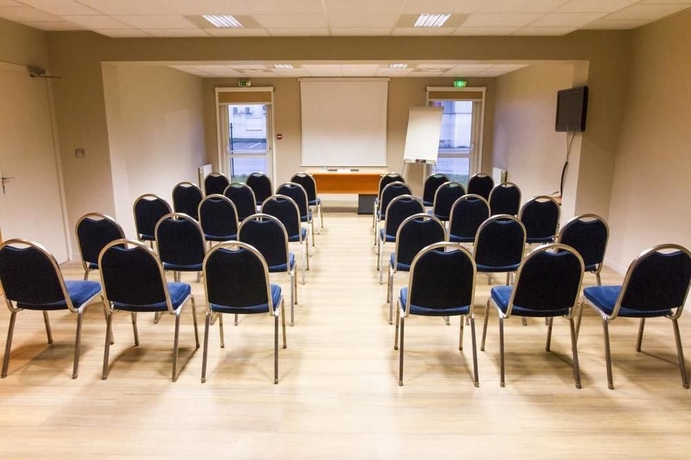 Imagen de los interiores del Hotel Kyriad Lyon Bourgoin Jallieu. Foto 14