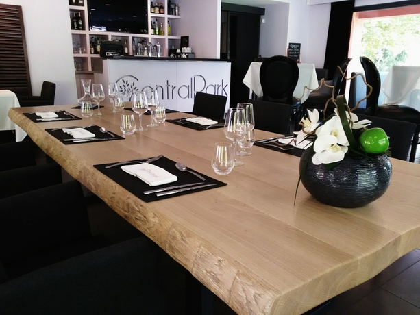 Imagen del bar/restaurante del Hotel Kyriad Lyon Sud Sainte Foy. Foto 5