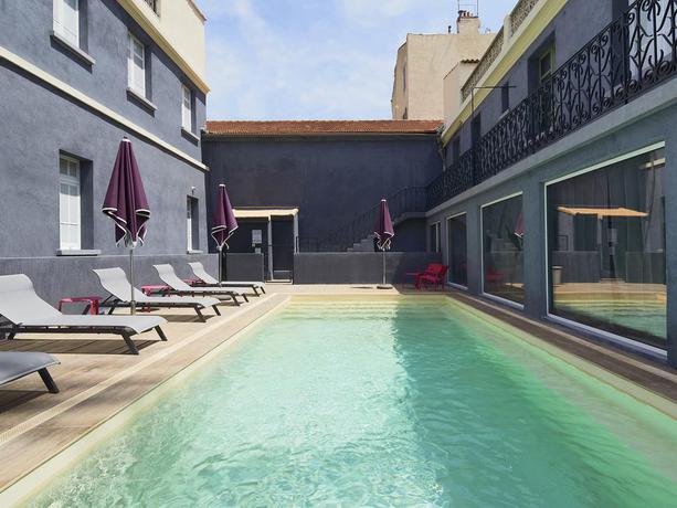 Imagen de la piscina del Hotel Kyriad Marseille Blancarde - Timone. Foto 7