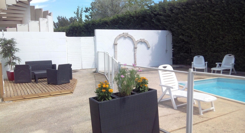 Imagen de la piscina del Hotel Kyriad Marseille Ouest Martigues. Foto 15