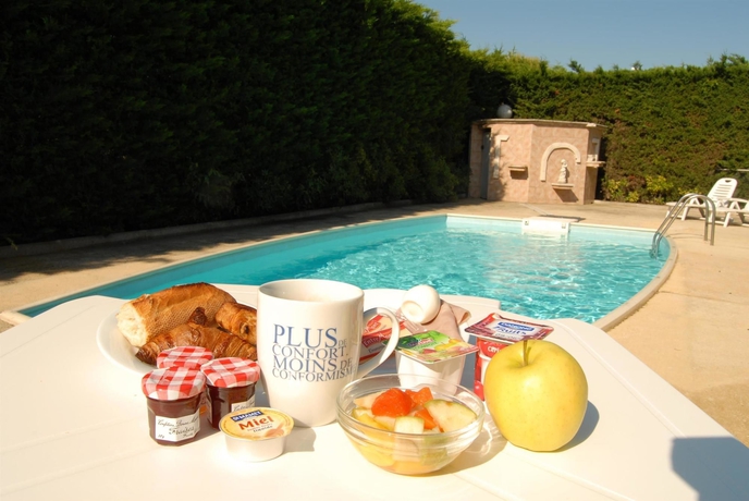 Imagen de la piscina del Hotel Kyriad Marseille Ouest Martigues. Foto 16