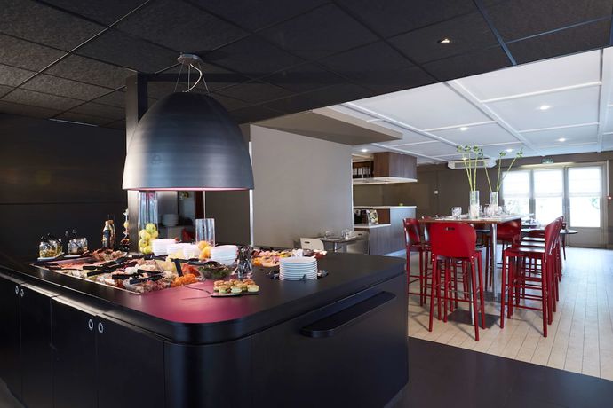 Imagen del bar/restaurante del Hotel Kyriad Marseille - Vitrolles A&eacute;roport. Foto 4