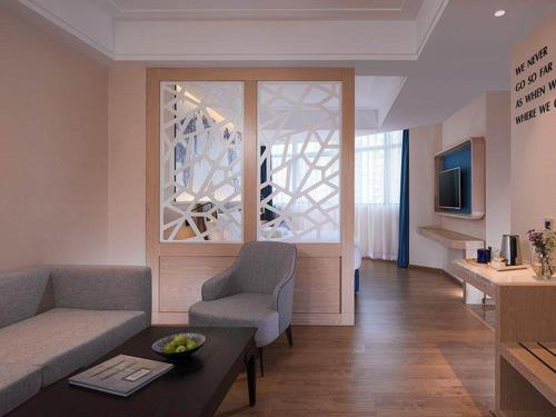 Imagen de la habitación del Hotel Kyriad Marvelous Heyuan Wanlong City. Foto 7