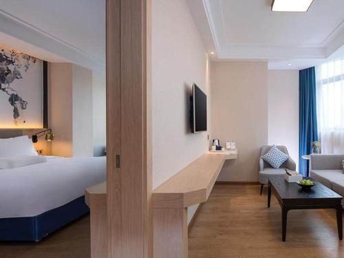 Imagen de la habitación del Hotel Kyriad Marvelous Heyuan Wanlong City. Foto 16