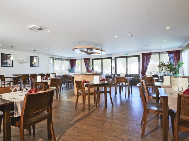 Imagen del bar/restaurante del Hotel Kyriad Meaux. Foto 8