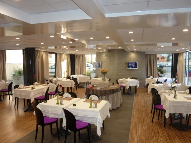 Imagen del bar/restaurante del Hotel Kyriad Montbeliard Sochaux. Foto 2