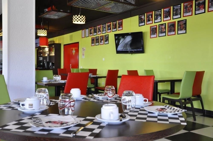 Imagen del bar/restaurante del Hotel Kyriad Montlucon - Saint Victor. Foto 2