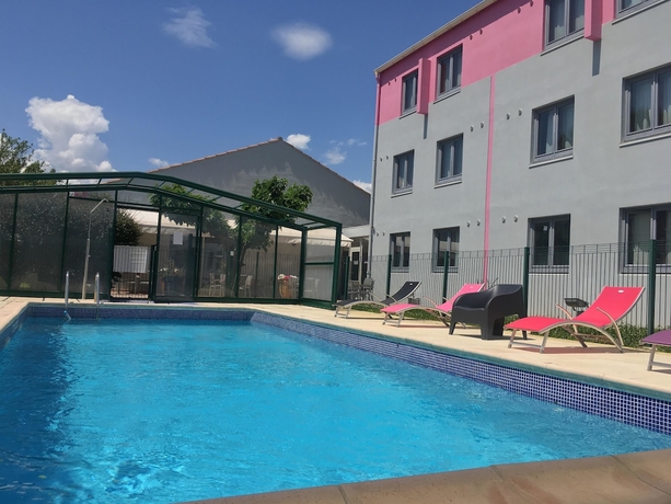 Imagen de la piscina del Hotel Kyriad Montpellier A&eacute;roport - Parc Expo. Foto 18