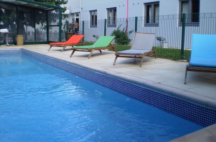 Imagen de la piscina del Hotel Kyriad Montpellier Aeroport Gare Tgv Sud De France. Foto 19
