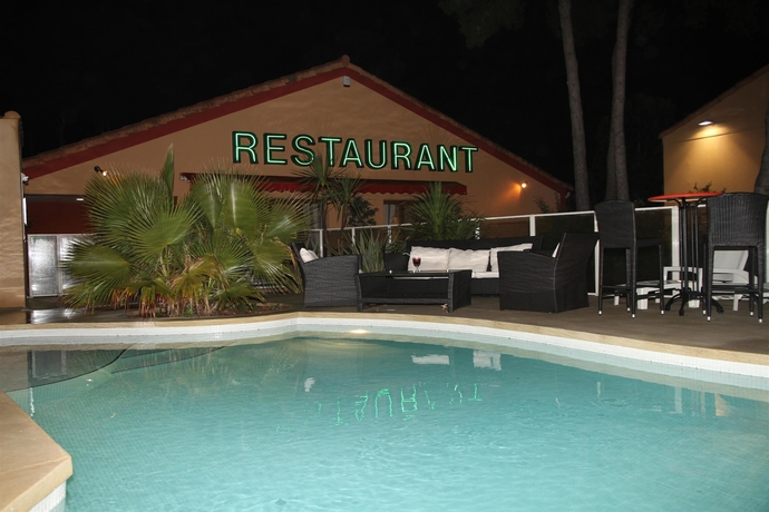 Imagen de la piscina del Hotel Kyriad Montpellier Nord - Parc Euromédecine. Foto 13