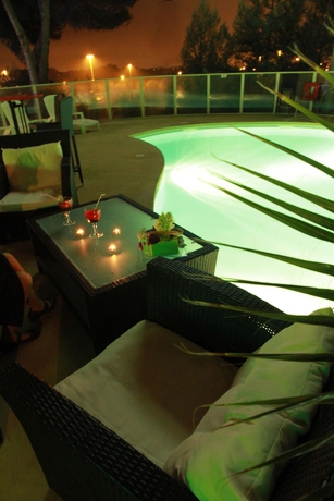 Imagen de la piscina del Hotel Kyriad Montpellier Nord - Parc Euromédecine. Foto 14