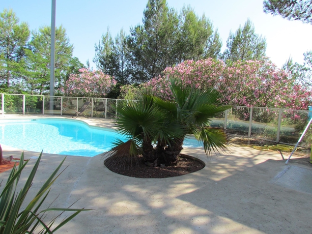 Imagen de la piscina del Hotel Kyriad Montpellier Nord - Parc Euromédecine. Foto 18
