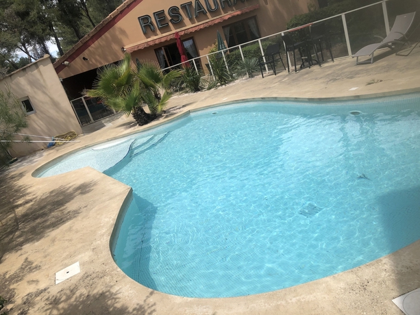 Imagen de la piscina del Hotel Kyriad Montpellier Nord - Parc Euromédecine. Foto 19