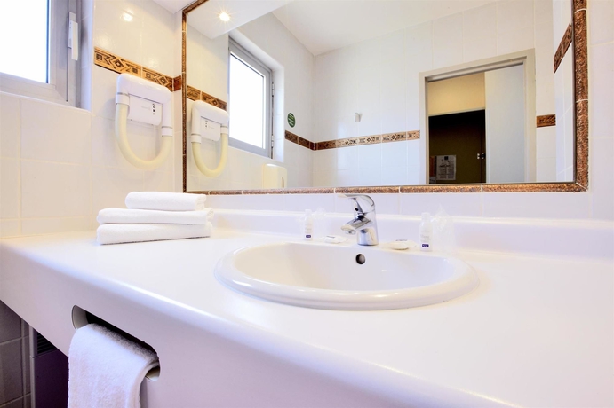 Imagen de la habitación del Hotel Kyriad Nîmes Centre. Foto 6