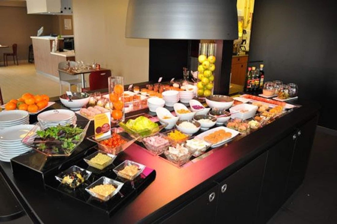 Imagen del bar/restaurante del Hotel Kyriad Niort Est - La Crèche. Foto 6