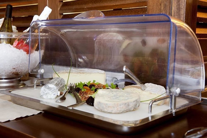 Imagen del bar/restaurante del Hotel Kyriad Orléans Sud Olivet. Foto 3