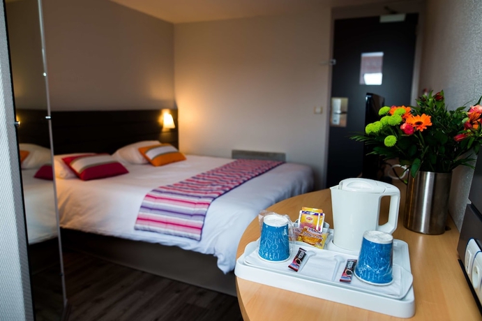 Imagen de la habitación del Hotel Kyriad Orthez. Foto 13