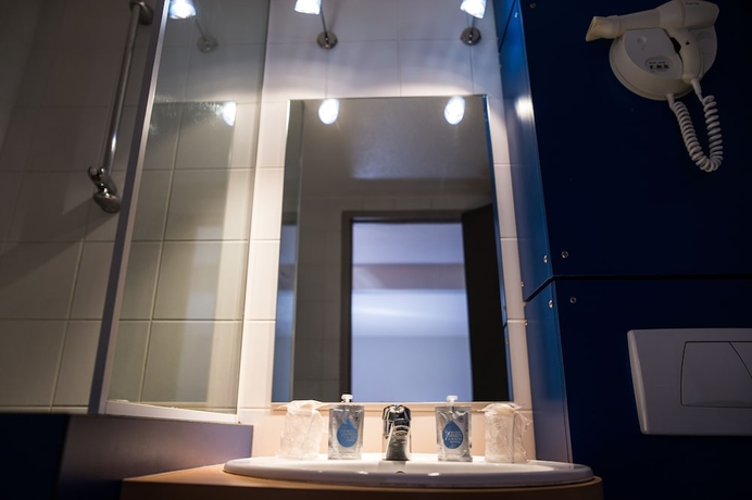 Imagen de la habitación del Hotel Kyriad Orthez. Foto 14