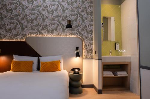 Imagen de la habitación del Hotel Kyriad Paris 10 Canal Saint Martin. Foto 17