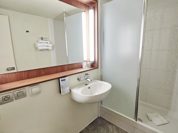 Imagen de la habitación del Hotel Kyriad Paris Nord - Ecouen La Croix Verte. Foto 9