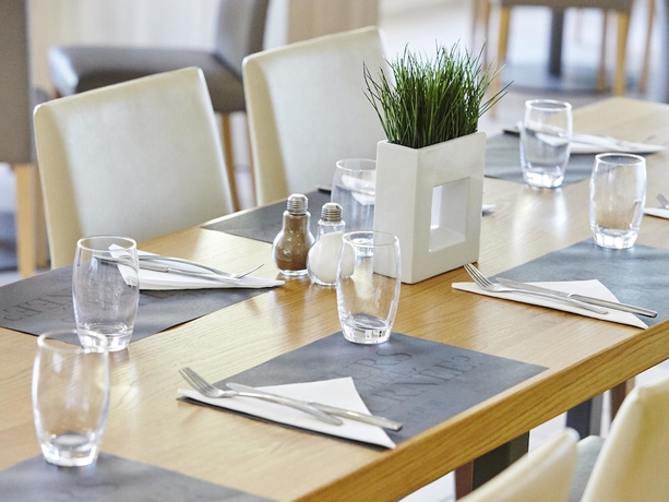 Imagen del bar/restaurante del Hotel Kyriad Paris Nord - Ecouen La Croix Verte. Foto 6