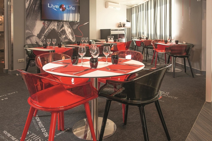 Imagen del bar/restaurante del Hotel Kyriad Paris Nord - Porte De Saint Ouen. Foto 2