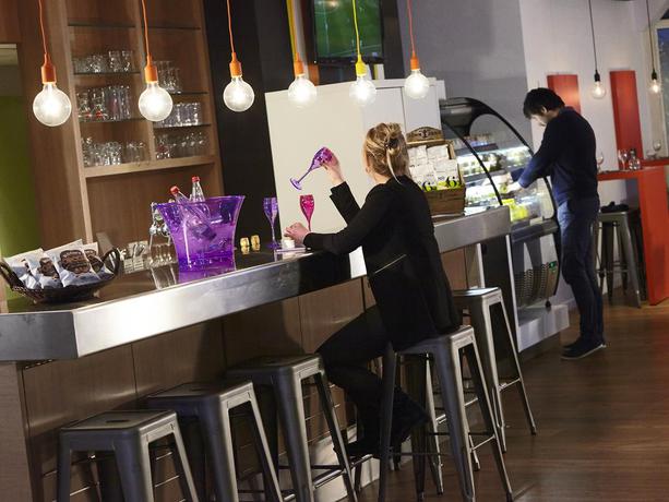 Imagen del bar/restaurante del Hotel Kyriad Paris Ouest - Colombes. Foto 2