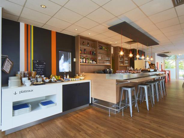 Imagen del bar/restaurante del Hotel Kyriad Paris Ouest - Colombes. Foto 3