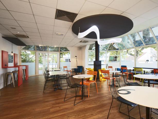 Imagen de los interiores del Hotel Kyriad Paris Ouest - Colombes. Foto 9