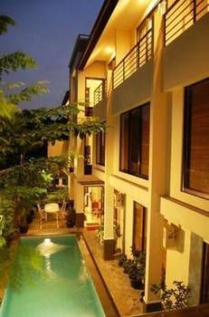 Imagen de la piscina del Hotel Kyriad Pejaten Suites. Foto 13