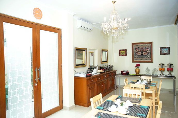 Imagen de los interiores del Hotel Kyriad Pejaten Suites. Foto 9
