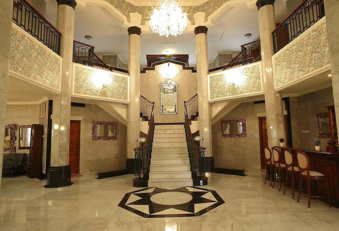 Imagen de los interiores del Hotel Kyriad Pejaten Suites. Foto 10