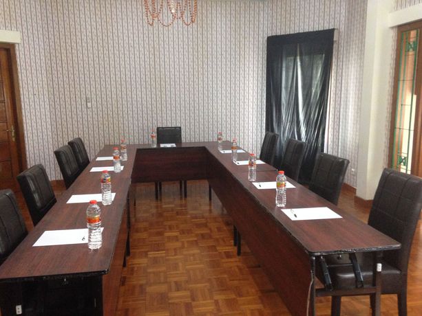 Imagen de los interiores del Hotel Kyriad Pejaten Suites. Foto 12