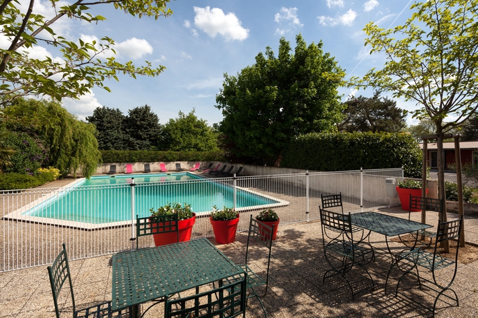 Imagen de la piscina del Hotel Kyriad Prestige Beaune - Le Panorama. Foto 16
