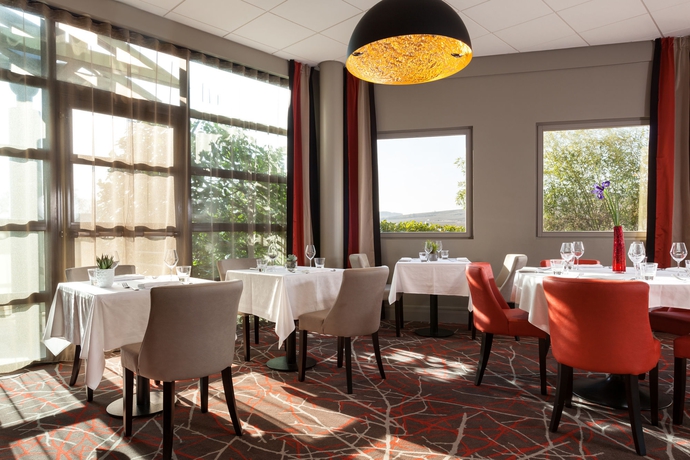 Imagen del bar/restaurante del Hotel Kyriad Prestige Beaune - Le Panorama. Foto 7