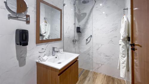 Imagen de la habitación del Hotel Kyriad Prestige City Center Tunis. Foto 6