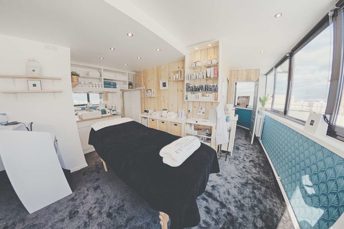 Imagen de la piscina del Hotel Kyriad Prestige Clermont-ferrand. Foto 17