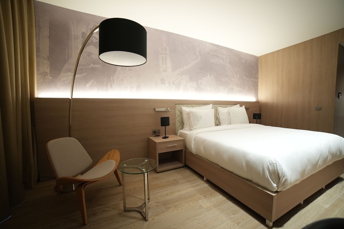 Imagen de la habitación del Hotel Kyriad Prestige Le Patio. Foto 6